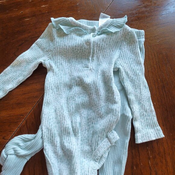 Sale 🎉🥳 4/$25 or $10 Baby Set Size 6/9M - Picture 2 of 4